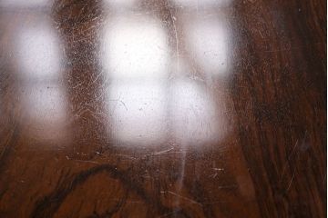座卓の見た目を変えずに綺麗にリペア!キズ、色褪せの補修。現状に近しい色味に着色し、ウレタン塗膜、ワックス仕上げ。(ローテーブル)
