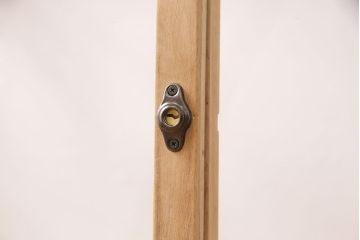 ガラスケースをリペア&カスタム!ストリップド(剥離)加工。鍵、木製脚を取り付け。