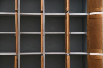 昭和初期のロッカーをリペア&カスタム!台輪の補修。本体は水色にペイント仕上げ。(収納棚、戸棚、キャビネット、下駄箱)
