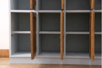 昭和初期のロッカーをリペア&カスタム!台輪の補修。本体は水色にペイント仕上げ。(収納棚、戸棚、キャビネット、下駄箱)