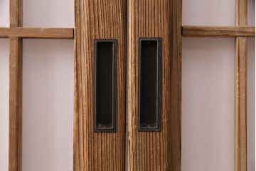 縦額入り障子戸4枚をリペア&カスタム!クリアガラスへ入れ替え。引き手を取り付け。現状に近しい色味に着色し仕上げ。(引き戸、建具)
