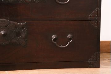 明治大正期の仙台箪笥ローボードの見た目を変えずに綺麗にリペア!鍵の交換。底板の張り替え。(ローチェスト、時代箪笥、引き出し)