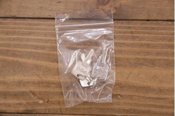 特大ガラスケースをリペア&カスタム!可動部の調整を行い、ガラス棚板を新たに製作。(ショーケース、陳列棚)