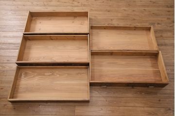 フランスアンティークのチェストの見た目を変えずに綺麗にリペア!傷んだ木部の交換。可動部の調整。1トーン落ち着いた色味に着色し仕上げ(引き出し、サイドボード)