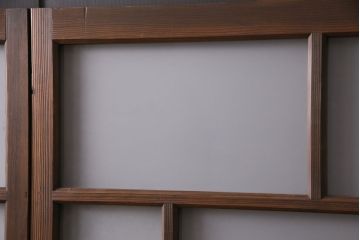 昭和初期のガラス戸4枚をリペア&カスタム!設置場所に合わせてリサイズ。ガラスをすりガラスへ入れ替え。鍵を取り外し、埋め木加工。同時購入品と色味を合わせて着色し仕上げ。(引き戸、建具)