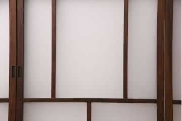 昭和初期のガラス戸4枚をリペア&カスタム!設置場所に合わせてリサイズ。ガラスをすりガラスへ入れ替え。鍵を取り外し、埋め木加工。同時購入品と色味を合わせて着色し仕上げ。(引き戸、建具)