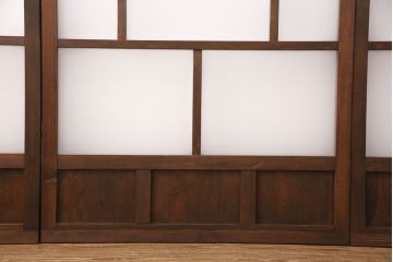 昭和初期のガラス戸4枚をリペア&カスタム!設置場所に合わせてリサイズ。ガラスをすりガラスへ入れ替え。鍵を取り外し、埋め木加工。同時購入品と色味を合わせて着色し仕上げ。(引き戸、建具)