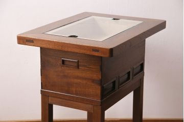 大正昭和初期の関西火鉢をリペア&カスタム!栗材の内箱とガラス天板を製作し、ショーケースとしても使用できるようにリメイク。ブナ材の脚の取り付け。(火鉢)