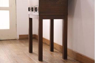 大正昭和初期の関西火鉢をリペア&カスタム!栗材の内箱とガラス天板を製作し、ショーケースとしても使用できるようにリメイク。ブナ材の脚の取り付け。(火鉢)