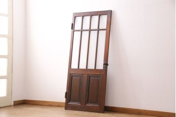 昭和初期の木製ドアをリペア&カスタム!設置場所に合わせてリサイズ。すりガラスへ入れ替え。濃い茶色で着色し仕上げ。(ガラスドア、建具、木製扉)