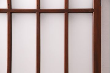 昭和初期の木製ドアをリペア&カスタム!設置場所に合わせてリサイズ。すりガラスへ入れ替え。濃い茶色で着色し仕上げ。(ガラスドア、建具、木製扉)