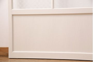 ガラス戸2枚をリペア&カスタム!設置場所に合わせてリサイズ。クリアガラス、市松模様ガラスを組み入れ。アンティークホワイトのペイント仕上げ。(引き戸、建具)
