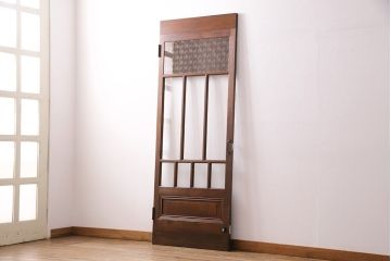 組子細工入り木製ドアをリペア&カスタム!設置場所に合わせてリサイズ。鍵、取っ手、蝶番、ローラー締りを取り付け。クリアガラス、花菱模様ガラス、変わり花菱模様ガラスを組み入れ。当店商品を参考に着色し仕上げ。(玄関ドア、建具)