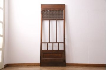 組子細工入り木製ドアをリペア&カスタム!設置場所に合わせてリサイズ。鍵、取っ手、蝶番、ローラー締りを取り付け。クリアガラス、花菱模様ガラス、変わり花菱模様ガラスを組み入れ。当店商品を参考に着色し仕上げ。(玄関ドア、建具)