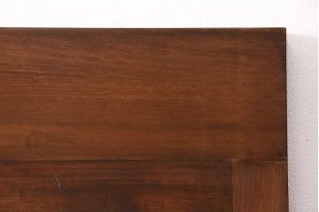 組子細工入り木製ドアをリペア&カスタム!設置場所に合わせてリサイズ。鍵、取っ手、蝶番、ローラー締りを取り付け。クリアガラス、花菱模様ガラス、変わり花菱模様ガラスを組み入れ。当店商品を参考に着色し仕上げ。(玄関ドア、建具)