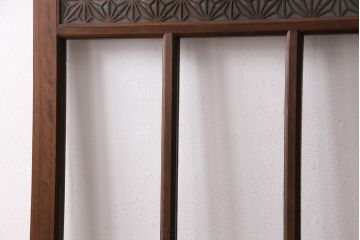 組子細工入り木製ドアをリペア&カスタム!設置場所に合わせてリサイズ。鍵、取っ手、蝶番、ローラー締りを取り付け。クリアガラス、花菱模様ガラス、変わり花菱模様ガラスを組み入れ。当店商品を参考に着色し仕上げ。(玄関ドア、建具)