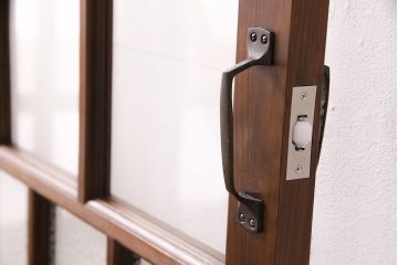 組子細工入り木製ドアをリペア&カスタム!設置場所に合わせてリサイズ。鍵、取っ手、蝶番、ローラー締りを取り付け。クリアガラス、花菱模様ガラス、変わり花菱模様ガラスを組み入れ。当店商品を参考に着色し仕上げ。(玄関ドア、建具)