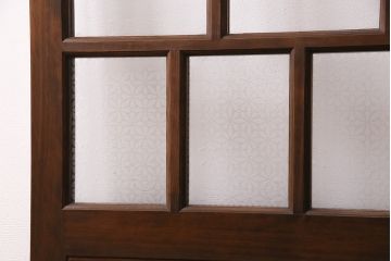 組子細工入り木製ドアをリペア&カスタム!設置場所に合わせてリサイズ。鍵、取っ手、蝶番、ローラー締りを取り付け。クリアガラス、花菱模様ガラス、変わり花菱模様ガラスを組み入れ。当店商品を参考に着色し仕上げ。(玄関ドア、建具)