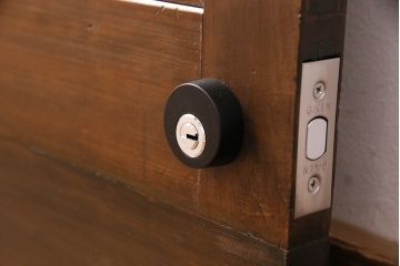 組子細工入り木製ドアをリペア&カスタム!設置場所に合わせてリサイズ。鍵、取っ手、蝶番、ローラー締りを取り付け。クリアガラス、花菱模様ガラス、変わり花菱模様ガラスを組み入れ。当店商品を参考に着色し仕上げ。(玄関ドア、建具)