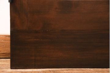 組子細工入り木製ドアをリペア&カスタム!設置場所に合わせてリサイズ。鍵、取っ手、蝶番、ローラー締りを取り付け。クリアガラス、花菱模様ガラス、変わり花菱模様ガラスを組み入れ。当店商品を参考に着色し仕上げ。(玄関ドア、建具)