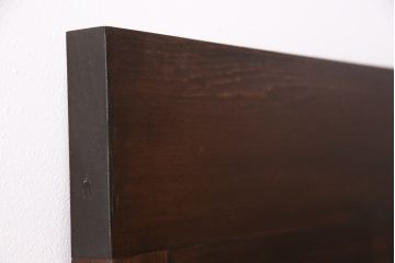 組子細工入り木製ドアをリペア&カスタム!設置場所に合わせてリサイズ。鍵、取っ手、蝶番、ローラー締りを取り付け。クリアガラス、花菱模様ガラス、変わり花菱模様ガラスを組み入れ。当店商品を参考に着色し仕上げ。(玄関ドア、建具)