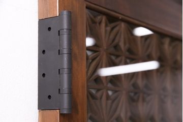 組子細工入り木製ドアをリペア&カスタム!設置場所に合わせてリサイズ。鍵、取っ手、蝶番、ローラー締りを取り付け。クリアガラス、花菱模様ガラス、変わり花菱模様ガラスを組み入れ。当店商品を参考に着色し仕上げ。(玄関ドア、建具)
