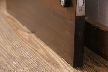 組子細工入り木製ドアをリペア&カスタム!設置場所に合わせてリサイズ。鍵、取っ手、蝶番、ローラー締りを取り付け。クリアガラス、花菱模様ガラス、変わり花菱模様ガラスを組み入れ。当店商品を参考に着色し仕上げ。(玄関ドア、建具)