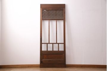 組子細工入り木製ドアをリペア&カスタム!設置場所に合わせてリサイズ。鍵、取っ手、蝶番、ローラー締りを取り付け。クリアガラス、花菱模様ガラス、変わり花菱模様ガラスを組み入れ。当店商品を参考に着色し仕上げ。(玄関ドア、建具)