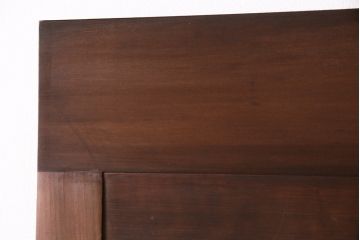 組子細工入り木製ドアをリペア&カスタム!設置場所に合わせてリサイズ。鍵、取っ手、蝶番、ローラー締りを取り付け。クリアガラス、花菱模様ガラス、変わり花菱模様ガラスを組み入れ。当店商品を参考に着色し仕上げ。(玄関ドア、建具)