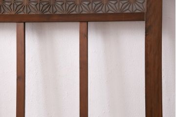 組子細工入り木製ドアをリペア&カスタム!設置場所に合わせてリサイズ。鍵、取っ手、蝶番、ローラー締りを取り付け。クリアガラス、花菱模様ガラス、変わり花菱模様ガラスを組み入れ。当店商品を参考に着色し仕上げ。(玄関ドア、建具)