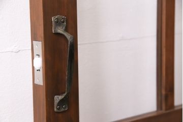 組子細工入り木製ドアをリペア&カスタム!設置場所に合わせてリサイズ。鍵、取っ手、蝶番、ローラー締りを取り付け。クリアガラス、花菱模様ガラス、変わり花菱模様ガラスを組み入れ。当店商品を参考に着色し仕上げ。(玄関ドア、建具)