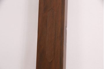 組子細工入り木製ドアをリペア&カスタム!設置場所に合わせてリサイズ。鍵、取っ手、蝶番、ローラー締りを取り付け。クリアガラス、花菱模様ガラス、変わり花菱模様ガラスを組み入れ。当店商品を参考に着色し仕上げ。(玄関ドア、建具)
