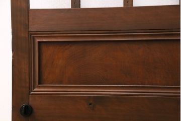 組子細工入り木製ドアをリペア&カスタム!設置場所に合わせてリサイズ。鍵、取っ手、蝶番、ローラー締りを取り付け。クリアガラス、花菱模様ガラス、変わり花菱模様ガラスを組み入れ。当店商品を参考に着色し仕上げ。(玄関ドア、建具)