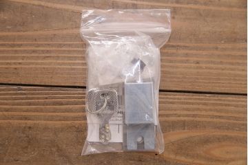 組子細工入り木製ドアをリペア&カスタム!設置場所に合わせてリサイズ。鍵、取っ手、蝶番、ローラー締りを取り付け。クリアガラス、花菱模様ガラス、変わり花菱模様ガラスを組み入れ。当店商品を参考に着色し仕上げ。(玄関ドア、建具)