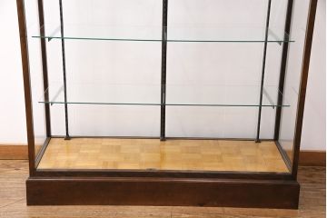イギリスの大型ガラスケースをリペア&カスタム!可動部の調整を行い、ガラス棚板を2枚追加。(ショーケース、陳列棚)