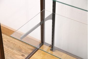イギリスの大型ガラスケースをリペア&カスタム!可動部の調整を行い、ガラス棚板を2枚追加。(ショーケース、陳列棚)