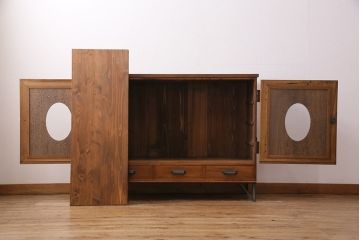 昭和初期の箪笥ローボードをリペア&カスタム!板戸を楕円形にくりぬき、結霜ガラスを組み入れ。天板、鉄脚、引き手を取り付け。取り外し可能な棚板を追加。現状に近しい色味に着色し仕上げ。(丸窓、サイドボード、収納棚)