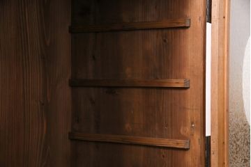 昭和初期の箪笥ローボードをリペア&カスタム!板戸を楕円形にくりぬき、結霜ガラスを組み入れ。天板、鉄脚、引き手を取り付け。取り外し可能な棚板を追加。現状に近しい色味に着色し仕上げ。(丸窓、サイドボード、収納棚)
