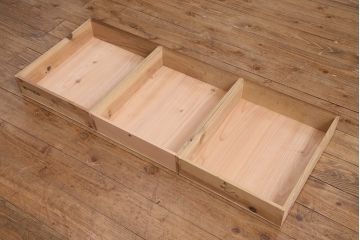 昭和初期の箪笥ローボードをリペア&カスタム!板戸を楕円形にくりぬき、結霜ガラスを組み入れ。天板、鉄脚、引き手を取り付け。取り外し可能な棚板を追加。現状に近しい色味に着色し仕上げ。(丸窓、サイドボード、収納棚)