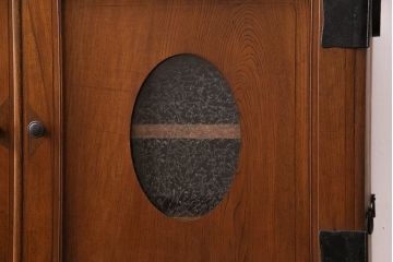 昭和初期の箪笥ローボードをリペア&カスタム!板戸を楕円形にくりぬき、結霜ガラスを組み入れ。天板、鉄脚、引き手を取り付け。取り外し可能な棚板を追加。現状に近しい色味に着色し仕上げ。(丸窓、サイドボード、収納棚)