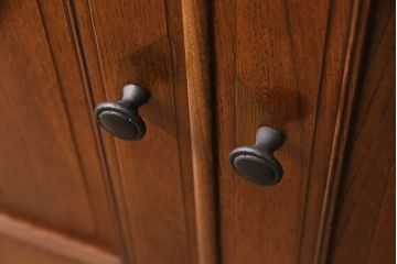 昭和初期の箪笥ローボードをリペア&カスタム!板戸を楕円形にくりぬき、結霜ガラスを組み入れ。天板、鉄脚、引き手を取り付け。取り外し可能な棚板を追加。現状に近しい色味に着色し仕上げ。(丸窓、サイドボード、収納棚)