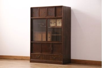 昭和中期の茶棚の見た目を変えずに綺麗にリペア!可動部の調整。現状に近しい色味に着色し、ウレタン塗膜、ワックス仕上げ。(しゅうのうだな、とだな、茶箪笥)
