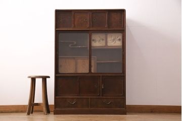 昭和中期の茶棚の見た目を変えずに綺麗にリペア!可動部の調整。現状に近しい色味に着色し、ウレタン塗膜、ワックス仕上げ。(しゅうのうだな、とだな、茶箪笥)