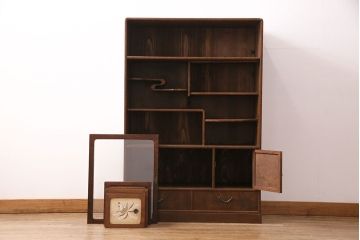 昭和中期の茶棚の見た目を変えずに綺麗にリペア!可動部の調整。現状に近しい色味に着色し、ウレタン塗膜、ワックス仕上げ。(しゅうのうだな、とだな、茶箪笥)