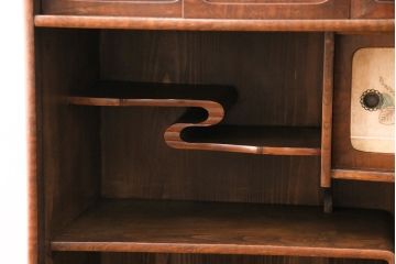 昭和中期の茶棚の見た目を変えずに綺麗にリペア!可動部の調整。現状に近しい色味に着色し、ウレタン塗膜、ワックス仕上げ。(しゅうのうだな、とだな、茶箪笥)