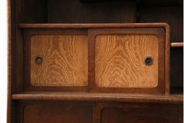 昭和中期の茶棚の見た目を変えずに綺麗にリペア!可動部の調整。現状に近しい色味に着色し、ウレタン塗膜、ワックス仕上げ。(しゅうのうだな、とだな、茶箪笥)