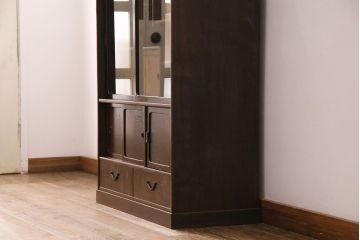 昭和中期の茶棚の見た目を変えずに綺麗にリペア!可動部の調整。現状に近しい色味に着色し、ウレタン塗膜、ワックス仕上げ。(しゅうのうだな、とだな、茶箪笥)