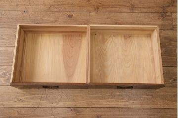 昭和中期の茶棚の見た目を変えずに綺麗にリペア!可動部の調整。現状に近しい色味に着色し、ウレタン塗膜、ワックス仕上げ。(しゅうのうだな、とだな、茶箪笥)