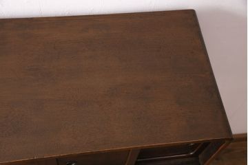 昭和中期の茶棚の見た目を変えずに綺麗にリペア!可動部の調整。現状に近しい色味に着色し、ウレタン塗膜、ワックス仕上げ。(しゅうのうだな、とだな、茶箪笥)
