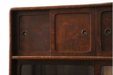 昭和中期の茶棚の見た目を変えずに綺麗にリペア!可動部の調整。現状に近しい色味に着色し、ウレタン塗膜、ワックス仕上げ。(しゅうのうだな、とだな、茶箪笥)